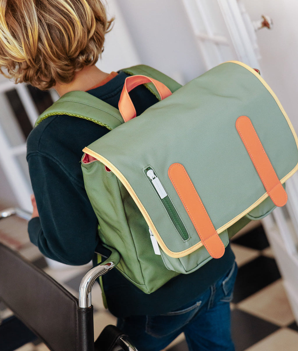 Mochila escolar infantil verde, detalhes laranja, bolso com fecho Hello Hossy