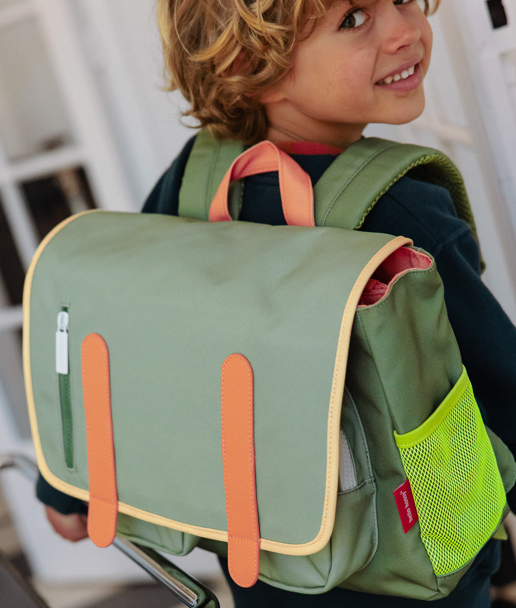 Mochila escolar infantil verde com detalhes laranja e bolso amarelo fluorescente Hello Hossy