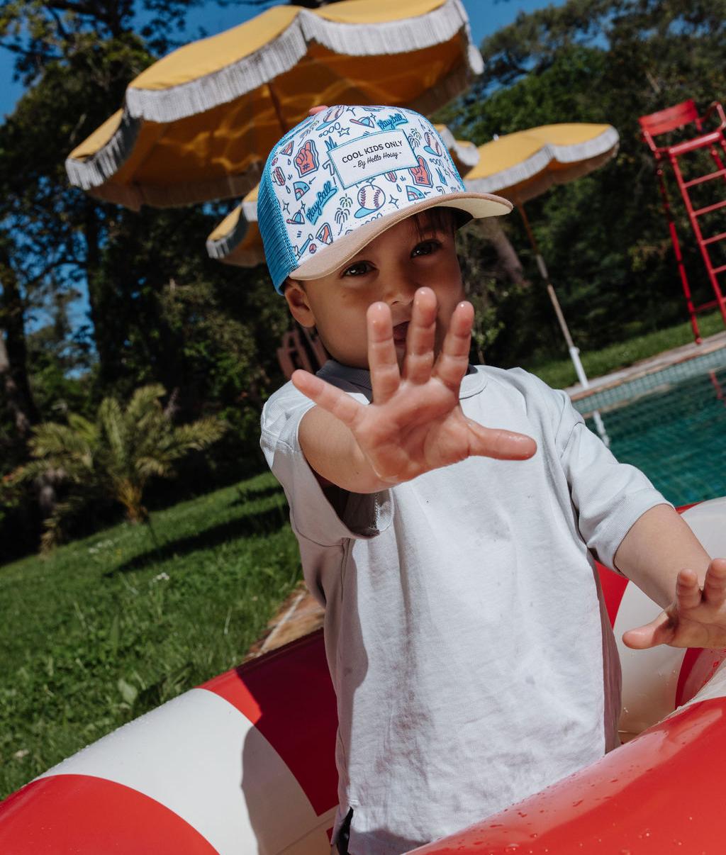 Boné infantil trucker com estampado baseball e pala bege Hello Hossy