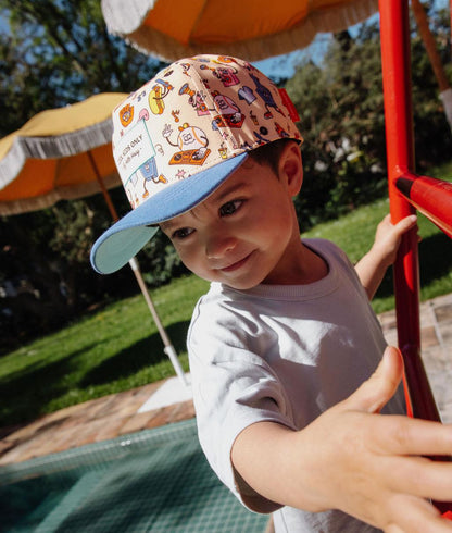 Boné infantil bege com estampado de desporto e pala curva azul Hello Hossy