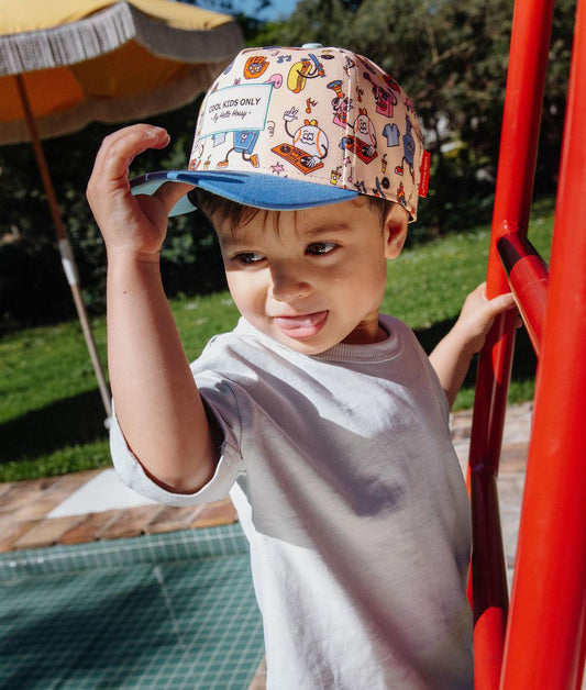 Boné infantil bege com estampado de desporto e pala curva azul Hello Hossy