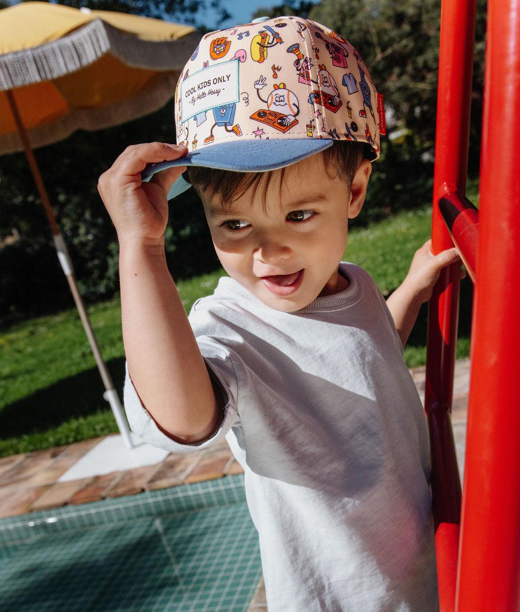 Boné infantil bege com estampado de desporto e pala curva azul Hello Hossy