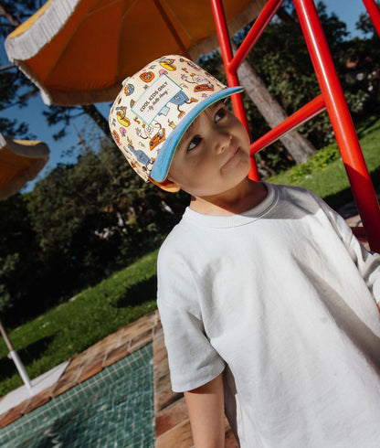 Boné infantil bege com estampado desporto, pala azul, bordado Cool Kids Hello Hossy