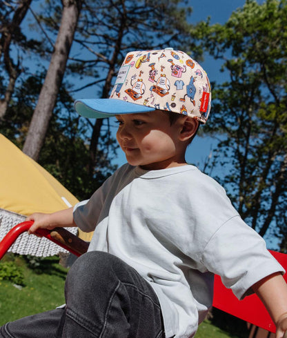 Boné infantil bege com estampado de desporto e pala azul Hello Hossy
