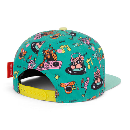 Boné infantil verde, estampado multicolorido, detalhe de fecho traseiro Hello Hossy