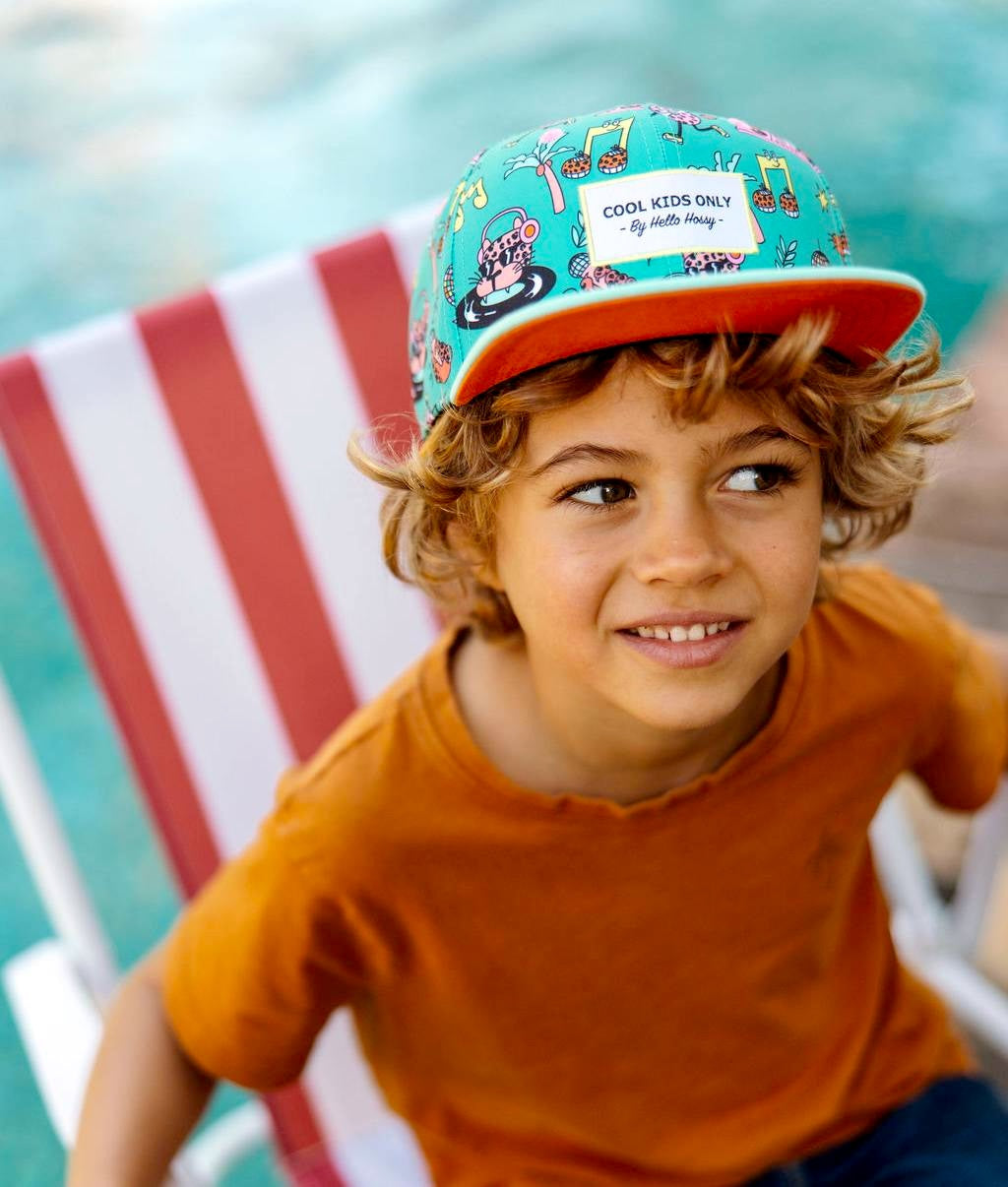 Boné infantil verde com estampado ilustrado e pala reta, usado Hello Hossy