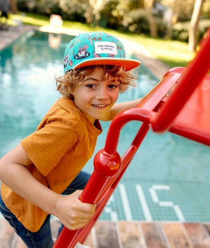 Boné infantil verde com padrões coloridos e pala reta, usado Hello Hossy