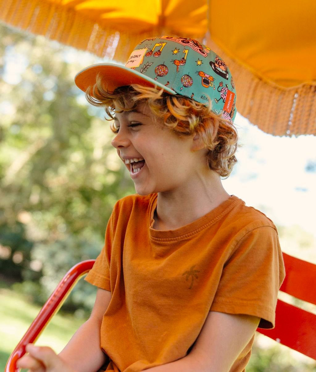 Boné infantil verde com padrões coloridos usado Hello Hossy