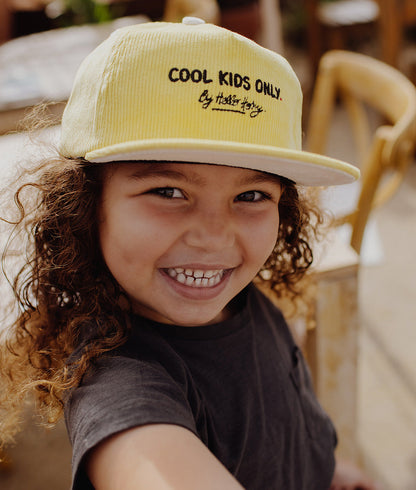 Boné para crianças Mini Citrus, pala reta, veludo, certificado Oeko-Tex, a partir dos 9 meses, Cool Kids Only!