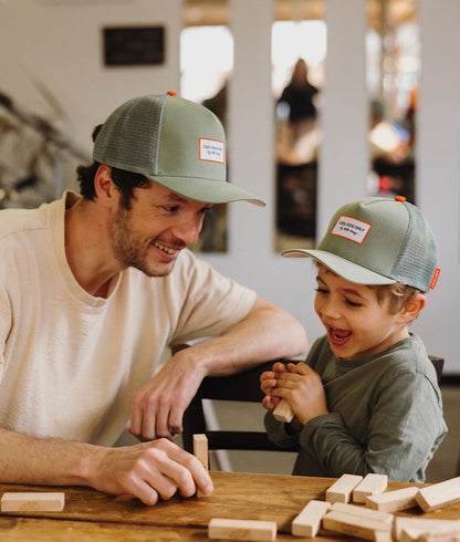 Boné pais e filhos Mini Olive, estilo Trucker, matchy-matchy, ecorresponsável, desde os 9 meses, Cool Kids Only!