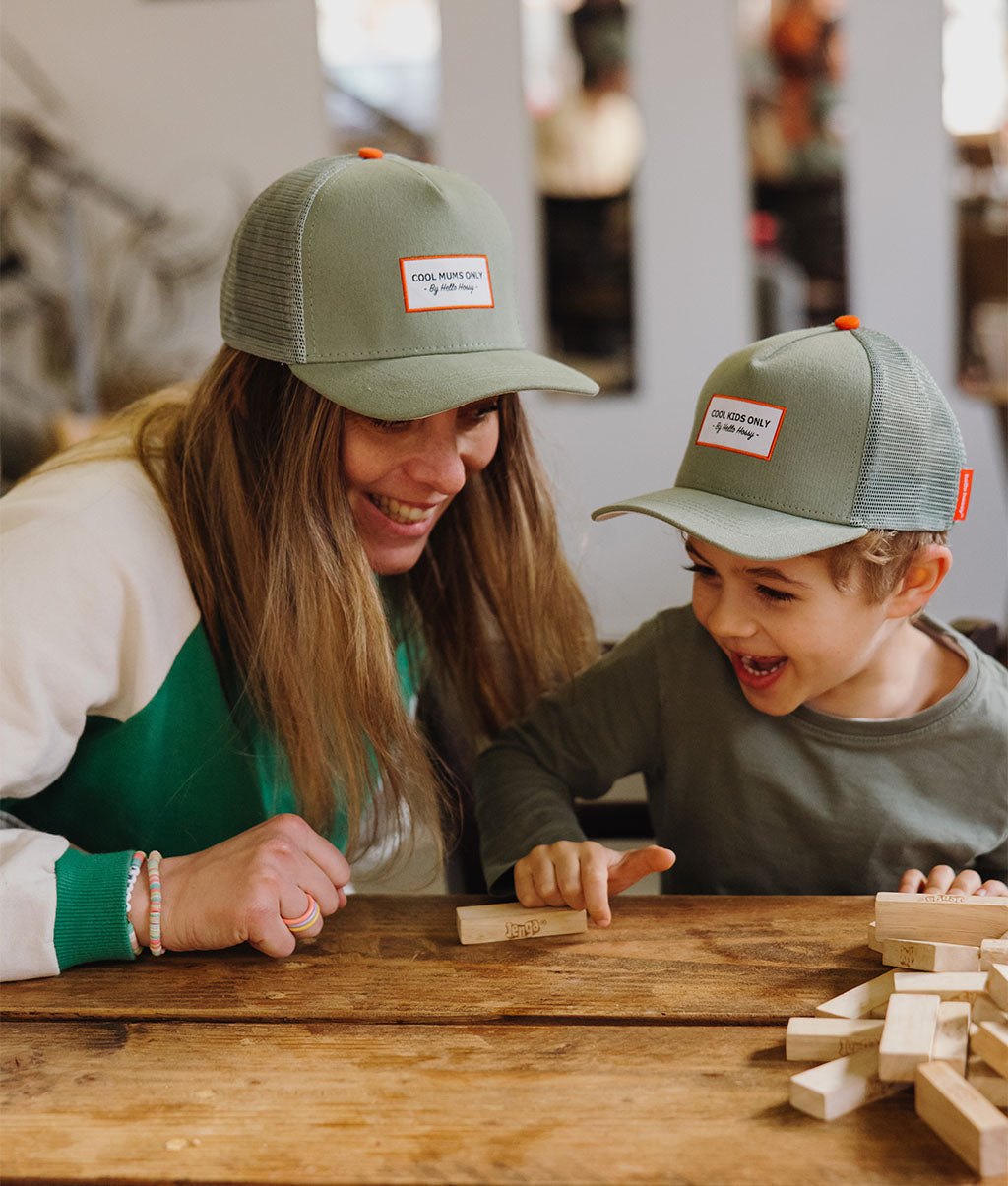 Boné pais e filhos Mini Olive, estilo Trucker, matchy-matchy, ecorresponsável, desde os 9 meses, Cool Kids Only!