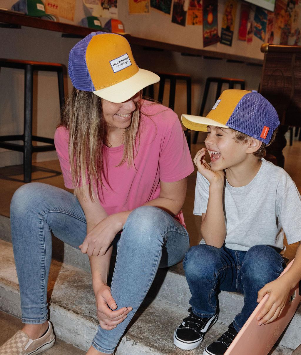 Boné para criança amarelo com rede azul, pala curva, duo mãe e criança Hello Hossy