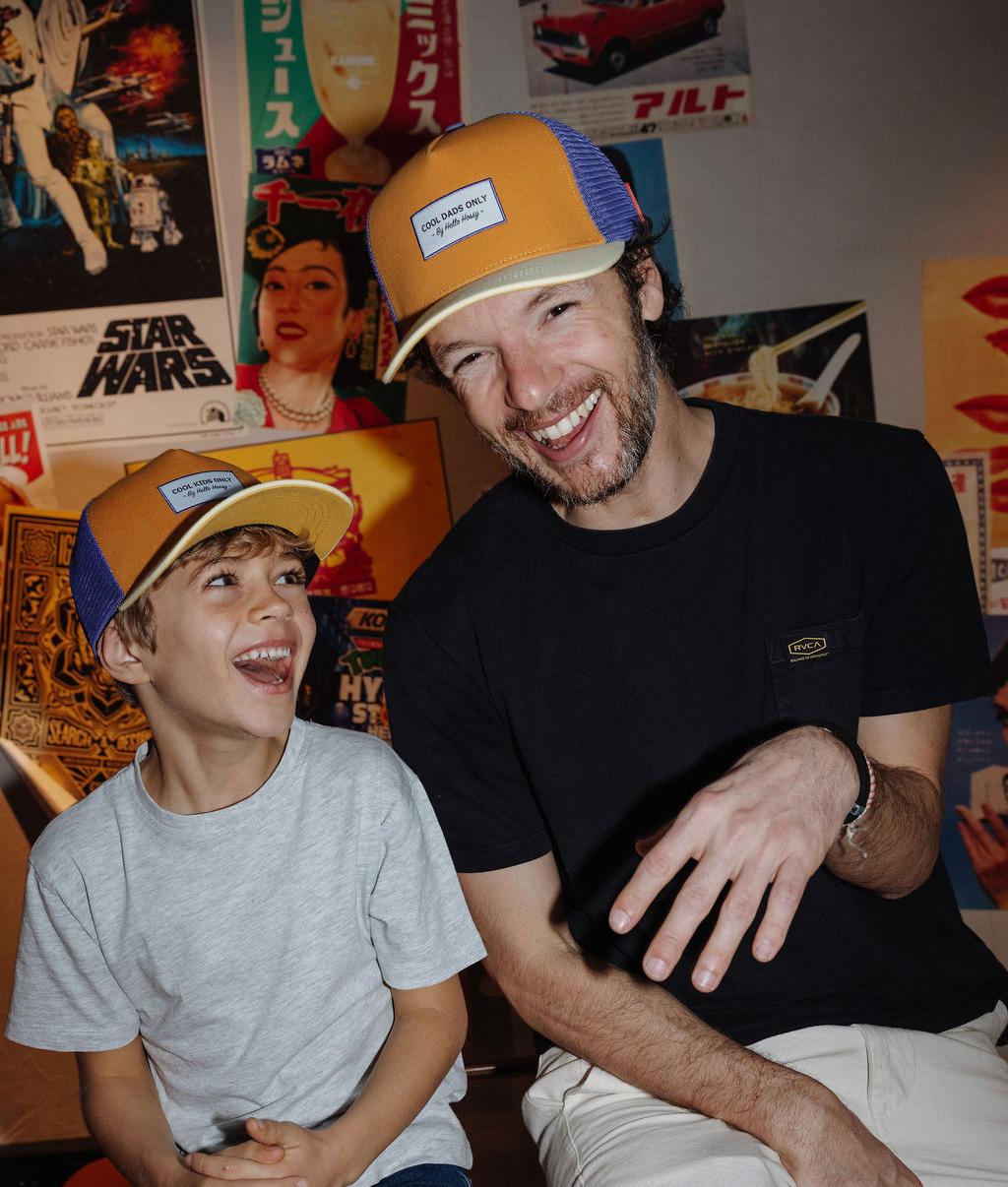 Duo pai e criança, bonés Camel e azul em rede, pala curva Hello Hossy
