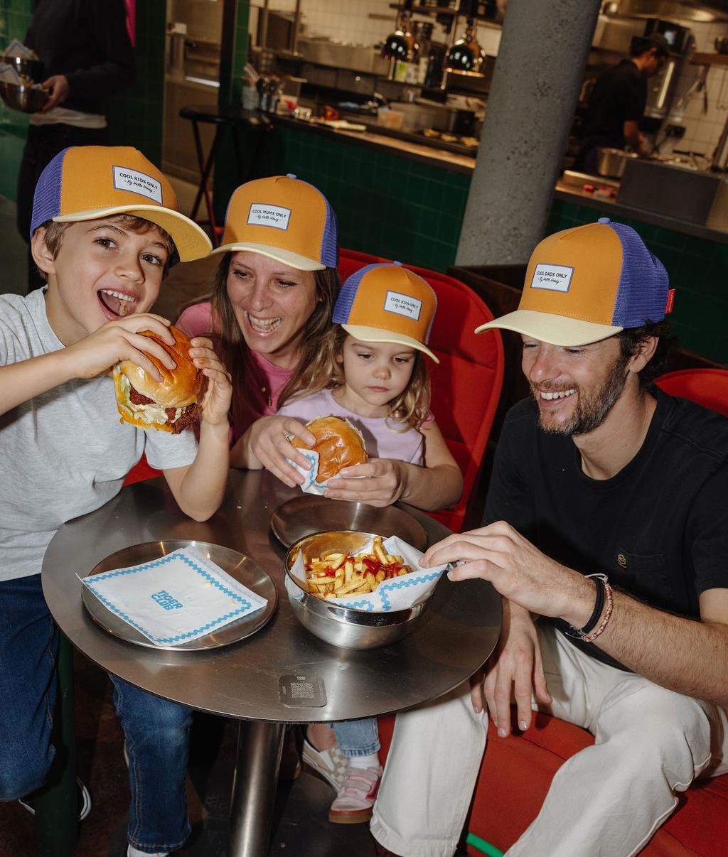 Boné infantil Camel com rede azul e pala curva, usado em família Hello Hossy