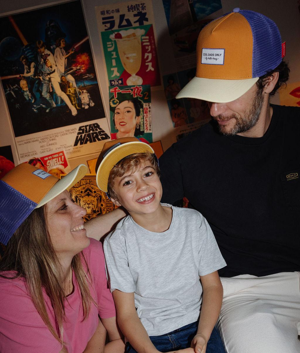 Família com bonés Camel azul de pala curva Hello Hossy