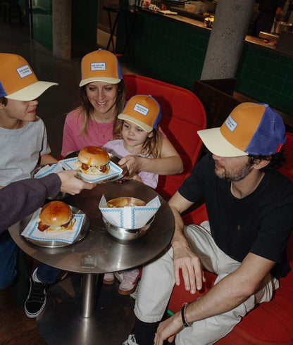 Boné infantil Camel e azul com rede, pala curva, família Hello Hossy