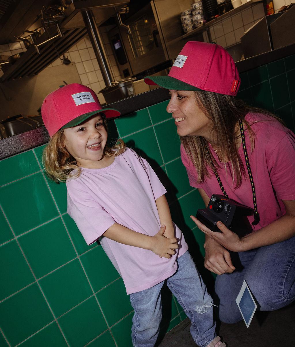 Boné para criança fuchsia, pala verde, duo mãe-criança Hello Hossy