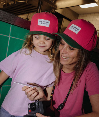 Duo mãe e criança, boné fuchsia com pala verde curva, Hello Hossy