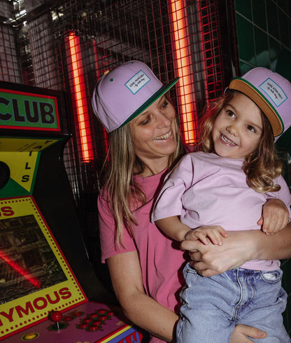 Boné bicolor rosa e verde com pala reta, família a combinar Hello Hossy