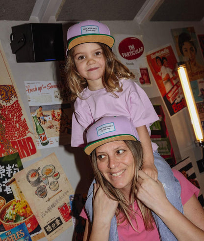 Boné infantil e de mãe bicolor rosa, pala verde, usado Hello Hossy