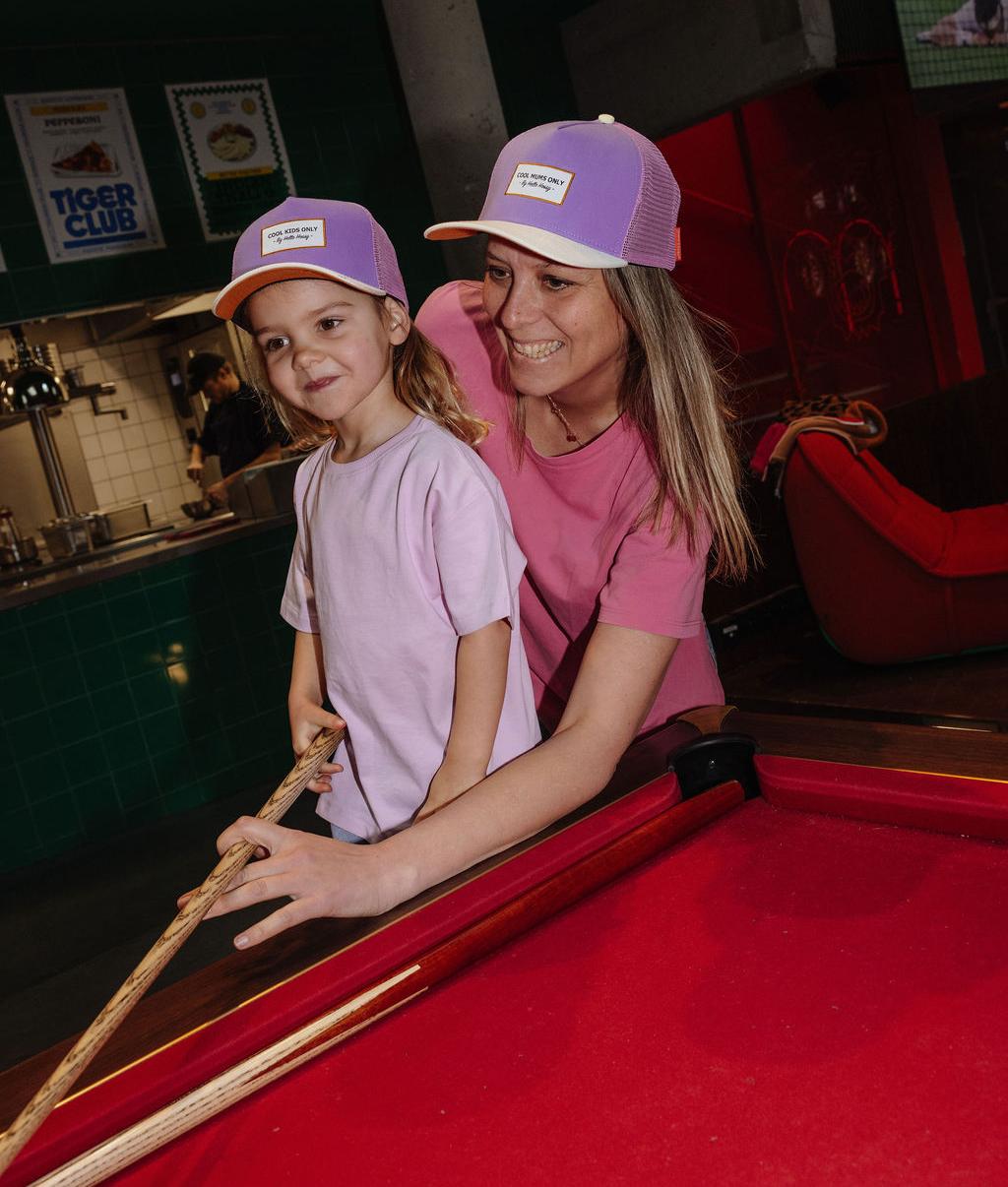 Boné violette com rede rosa usado por uma mãe e o seu filho Hello Hossy