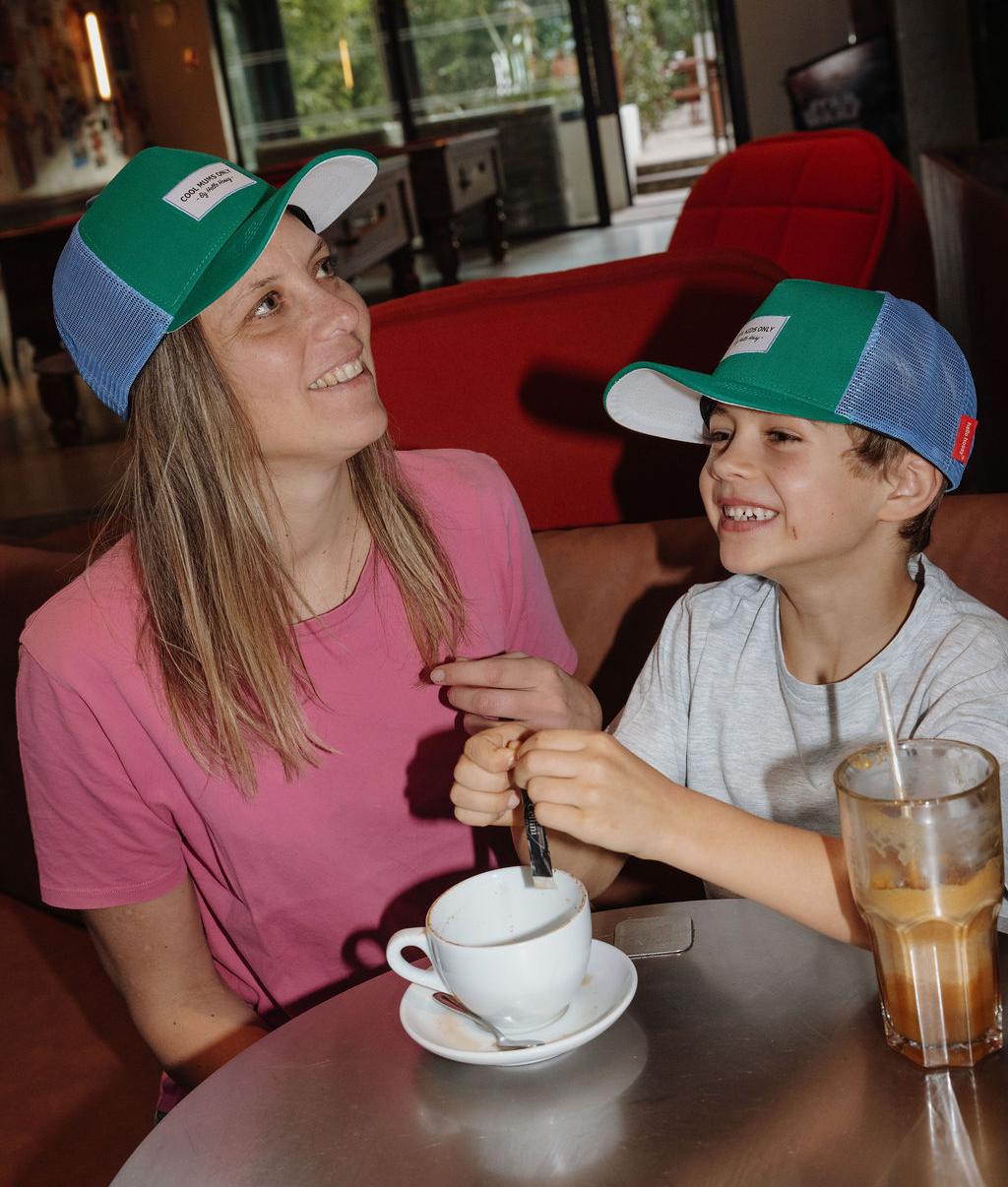 Boné infantil verde e azul com rede traseira, pala curva, duo mãe e criança, Hello Hossy