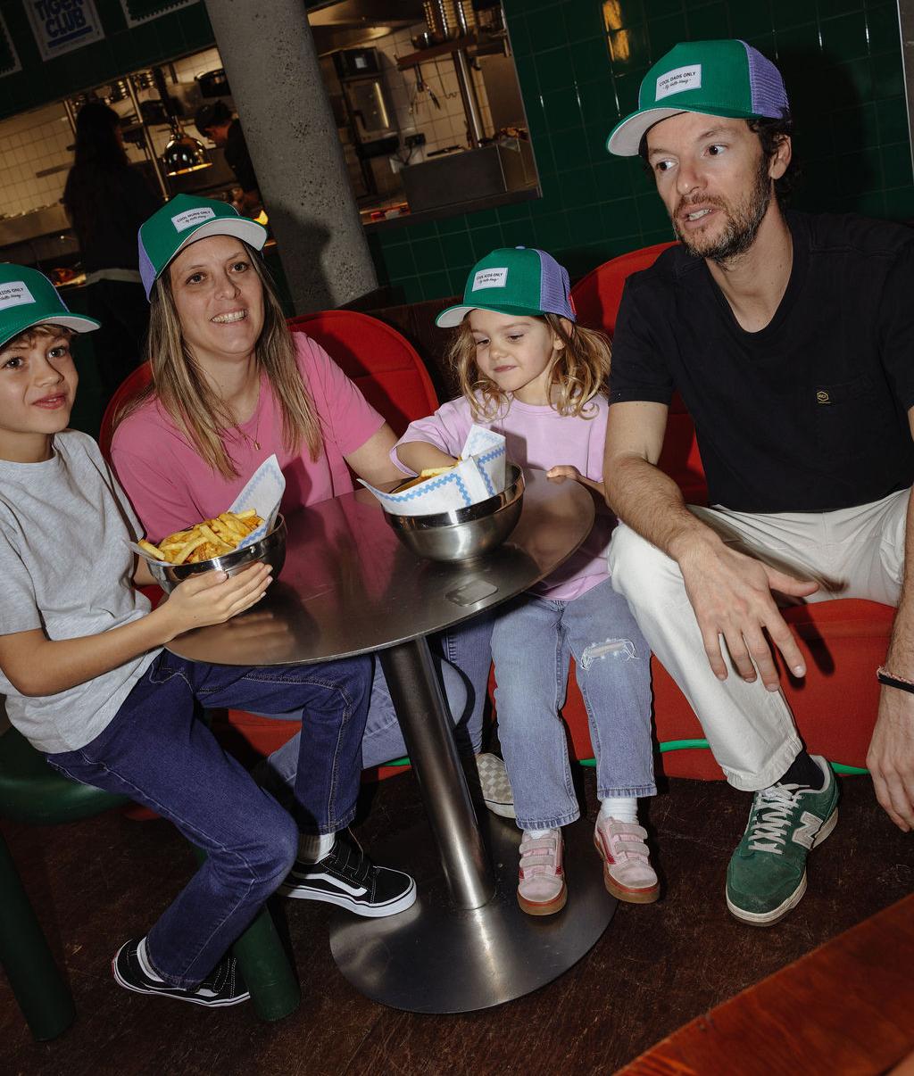Boné infantil verde e azul, rede traseira, pala curva, usado em família Hello Hossy