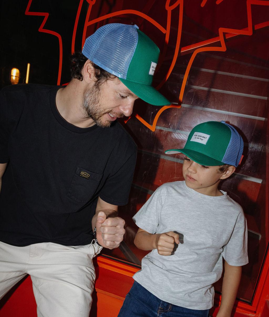 Boné infantil verde e azul com rede traseira, pala curva, duo pai-filho Hello Hossy