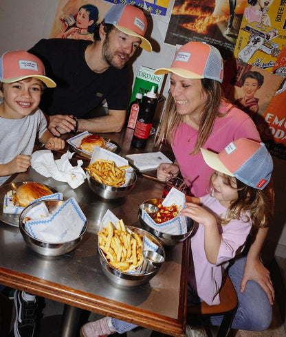 Boné trucker laranja com pala amarela, usado em família Hello Hossy