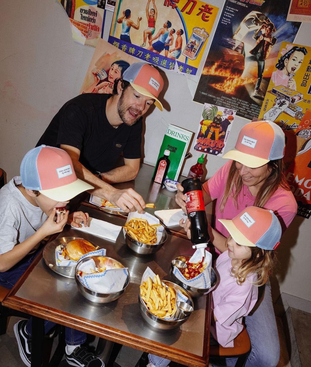 Boné infantil trucker laranja com pala amarela pastel, a combinar em família Hello Hossy