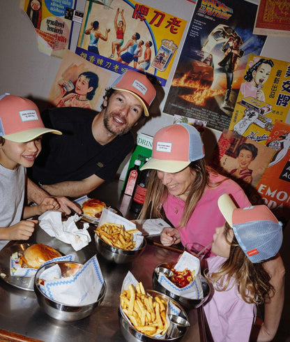 Boné infantil trucker laranja, pala amarela, rede azul, look a combinar em família Hello Hossy