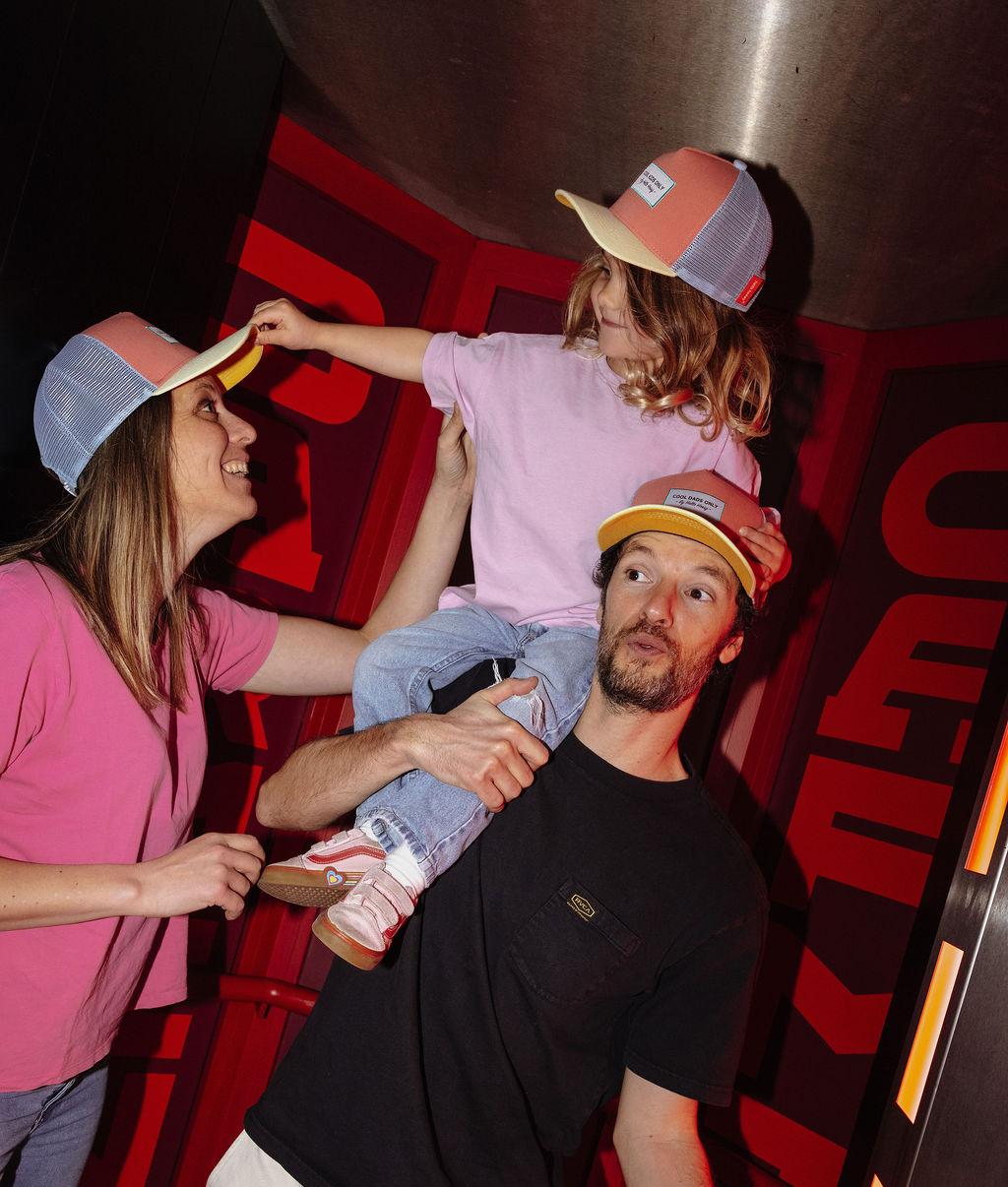 Boné trucker laranja com pala amarela, look família Hello Hossy