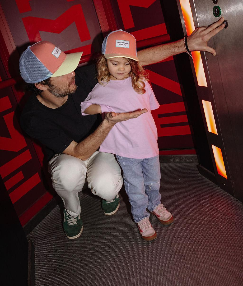 Boné trucker laranja com pala amarela em duo pai e criança Hello Hossy