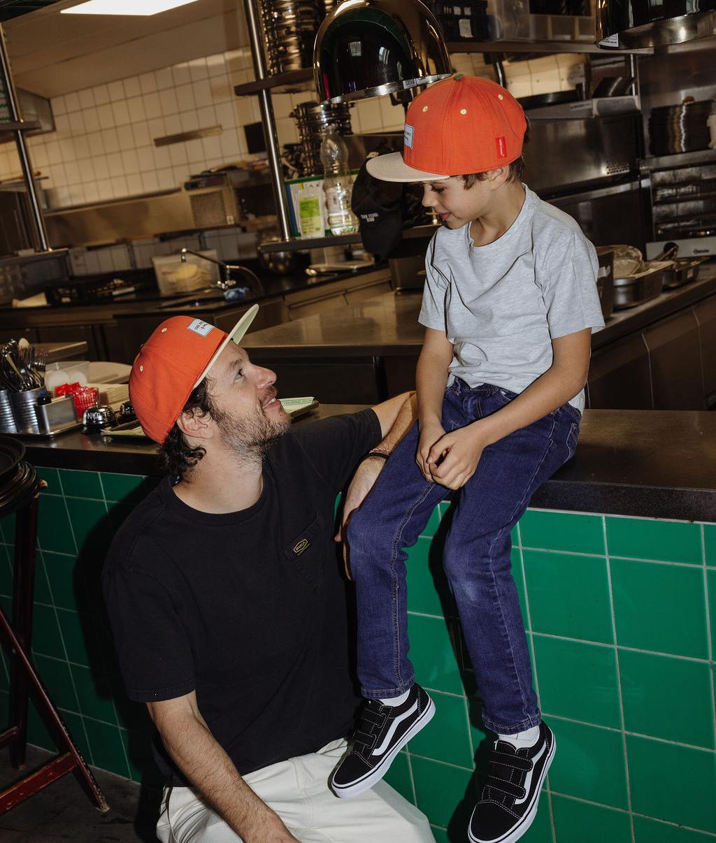 Duo pai e filho com bonés laranja de pala reta Hello Hossy