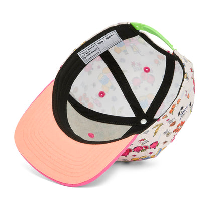 Boné infantil estampado com frutas e padrões coloridos, detalhe da etiqueta interior Hello Hossy