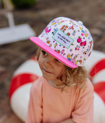Boné infantil com estampado colorido e pala rosa, usado Hello Hossy