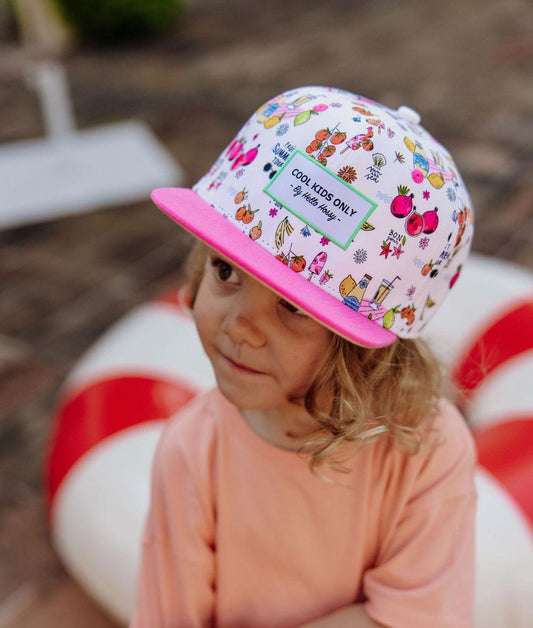 Boné infantil com estampado colorido e pala rosa, usado Hello Hossy