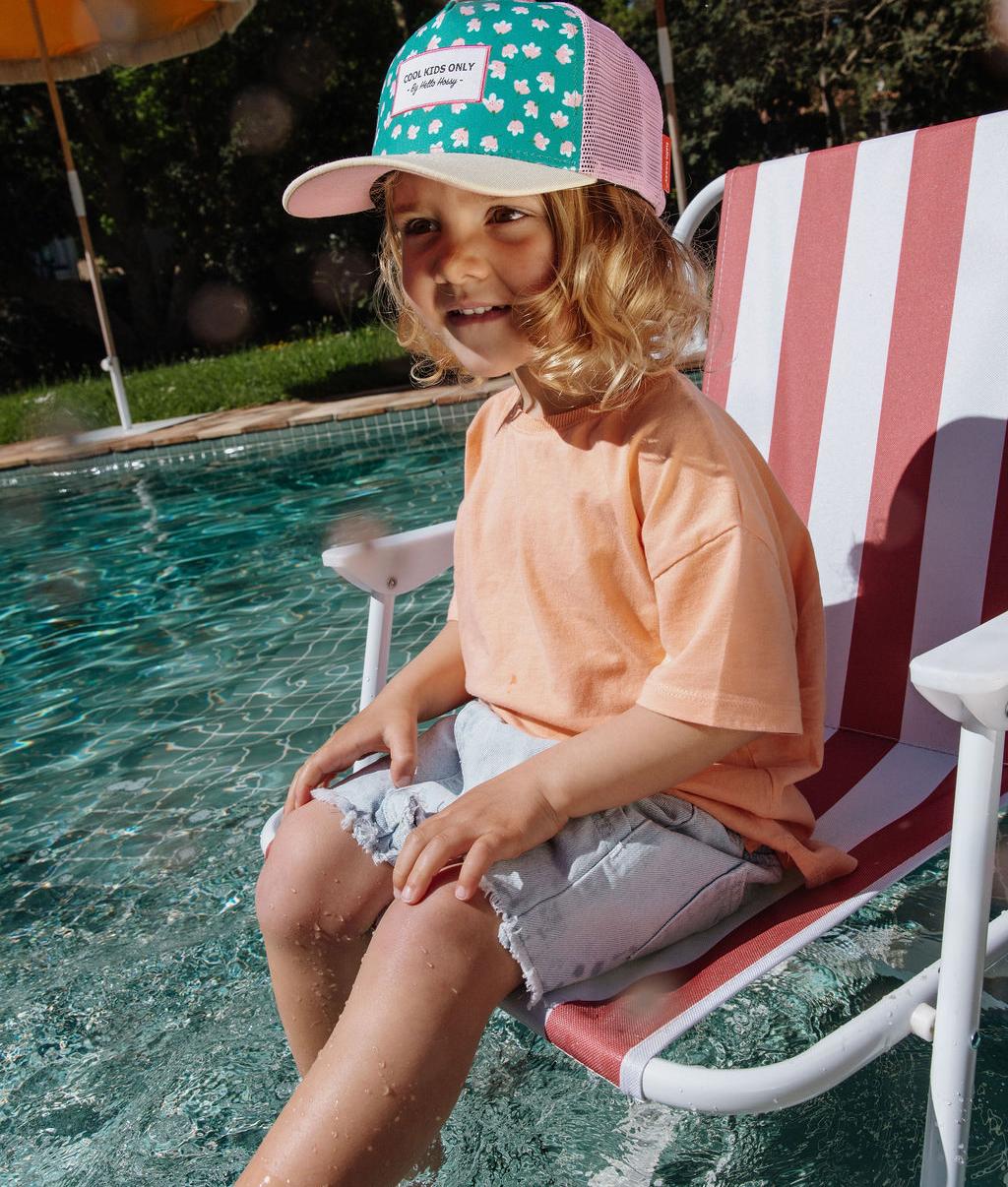 Boné trucker infantil verde com flores rosas, patch Cool Kids Only Hello Hossy