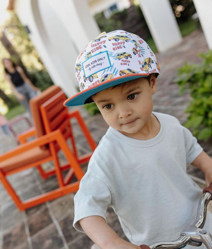 Boné infantil branco com estampado de carros, pala laranja Hello Hossy