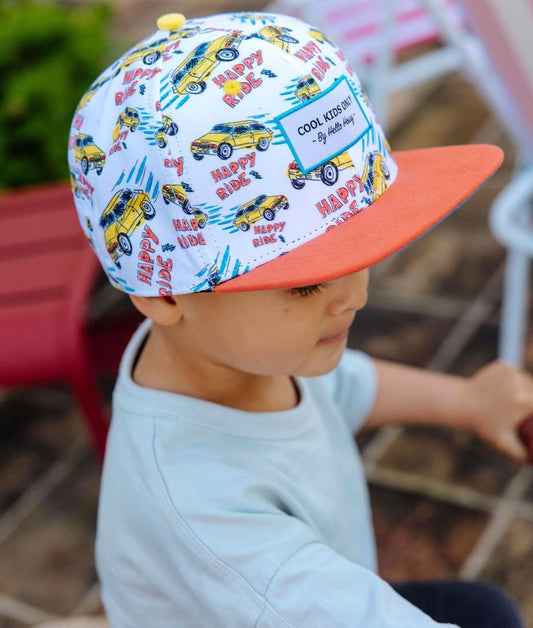 Boné infantil com estampado de carros, pala laranja, usado Hello Hossy