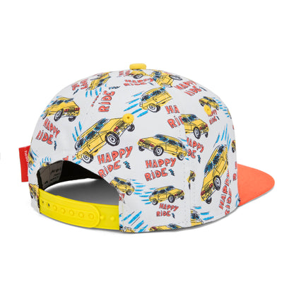 Boné infantil com estampado de carros, pala laranja, detalhe do fecho traseiro Hello Hossy