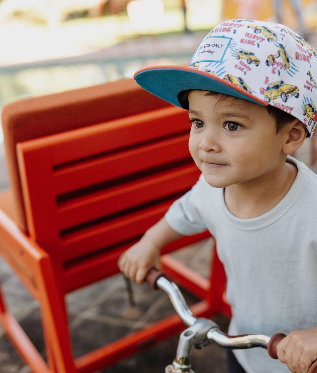 Boné infantil com padrão de carro retro e pala laranja Hello Hossy