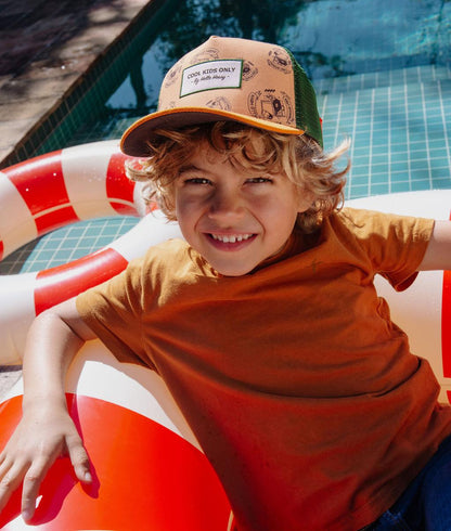 Boné infantil laranja e verde, pala curva, patch música Hello Hossy