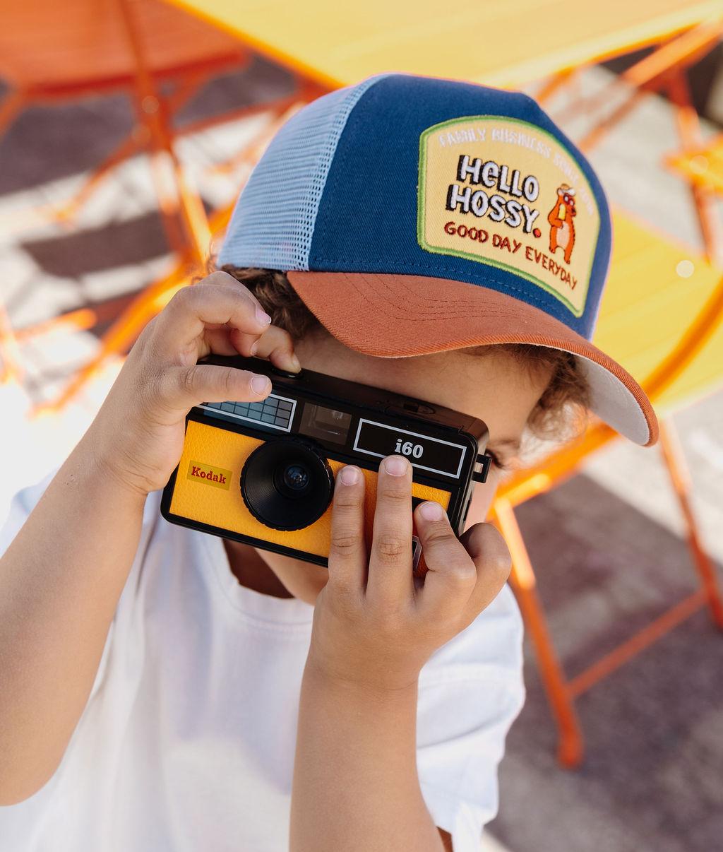 Boné infantil azul e branco, pala laranja, patch Hello Hossy