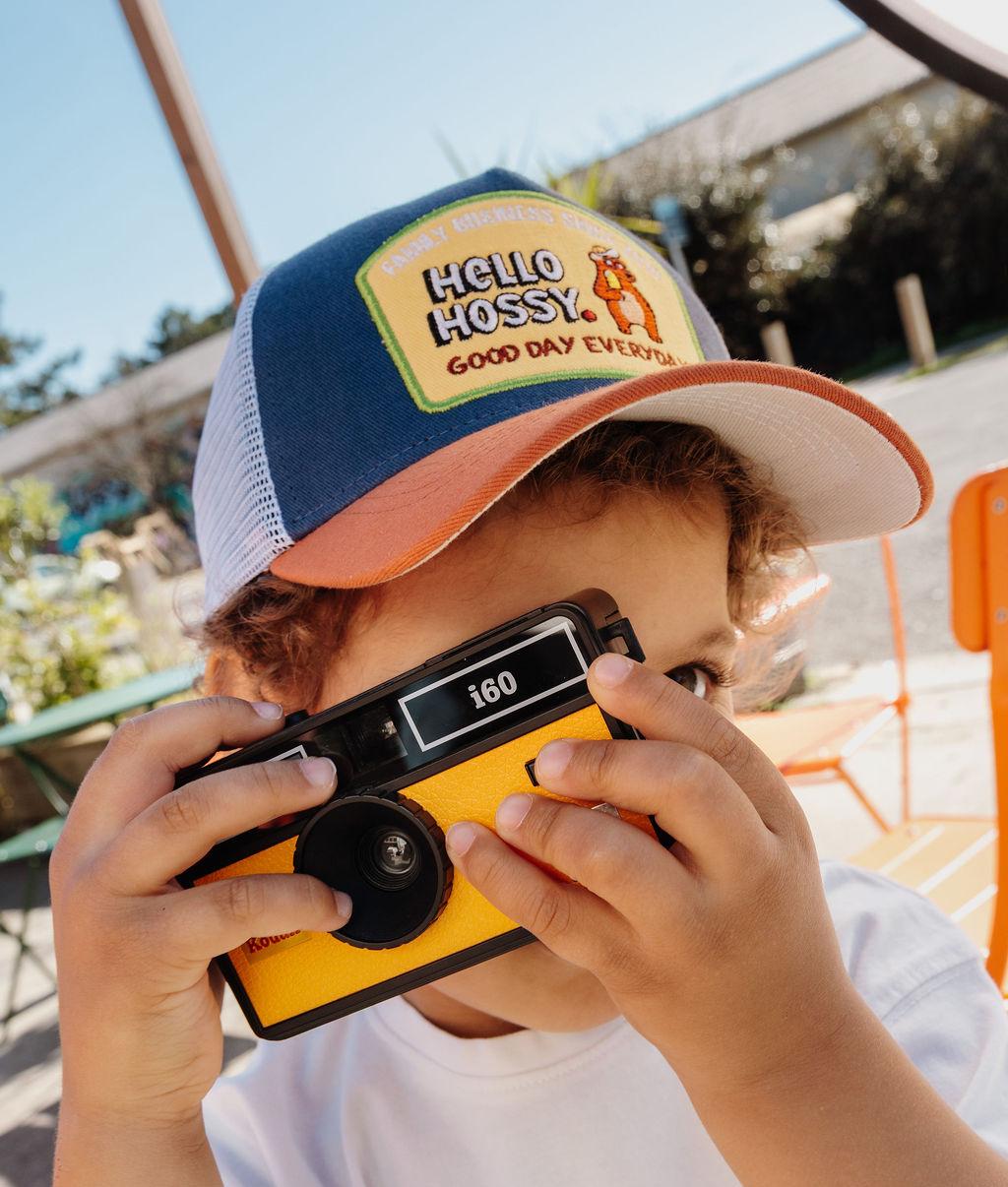 Boné infantil azul e branco com pala laranja e patch Good Day Hello Hossy