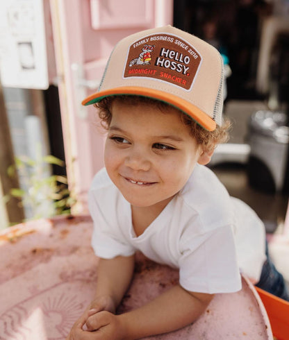 Boné infantil bege com pala laranja e patch Hello Hossy