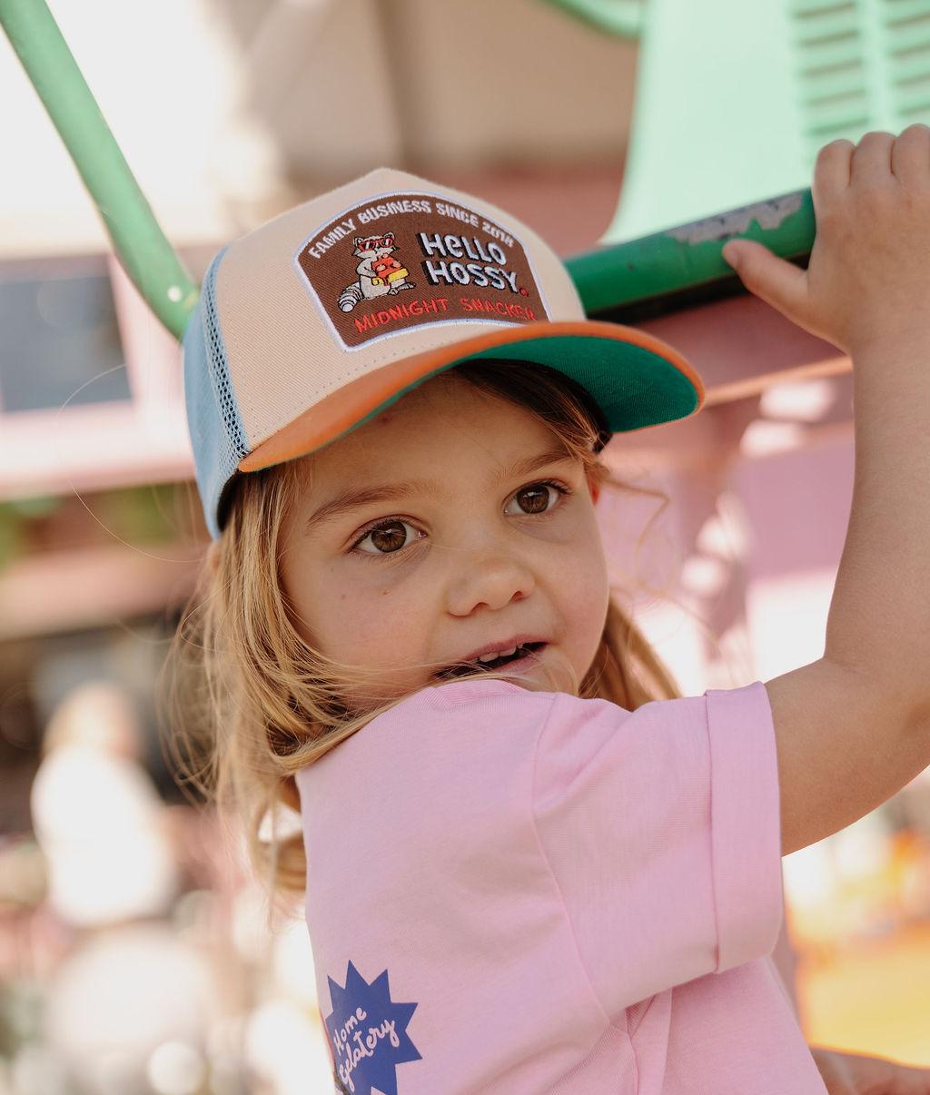 Boné infantil bege laranja, pala curva, patch com texto Hello Hossy