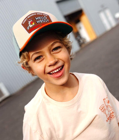 Boné infantil bege e laranja com pala curva, rede e patch animal Hello Hossy