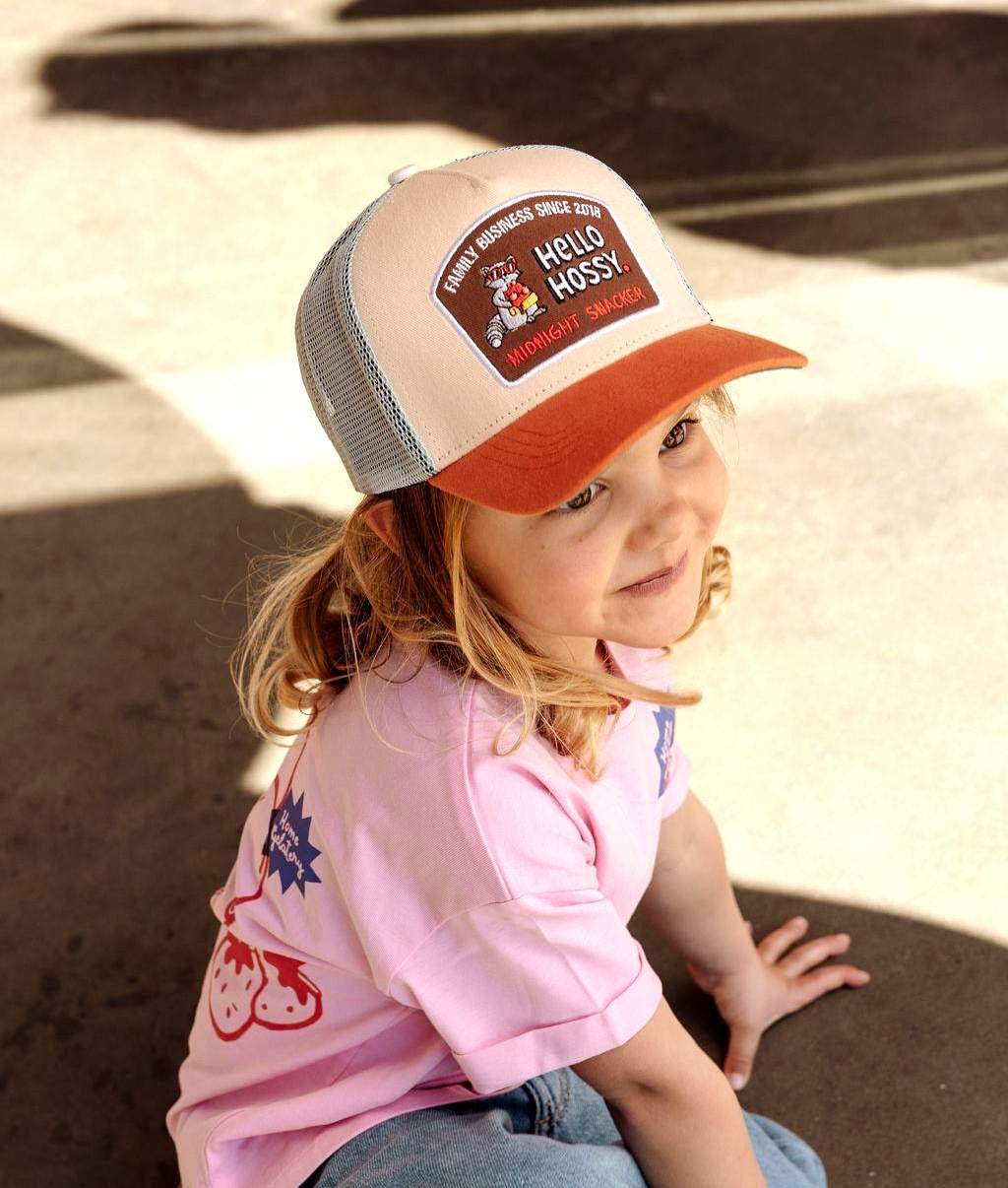 Boné infantil bege com pala laranja e patch Hello Hossy