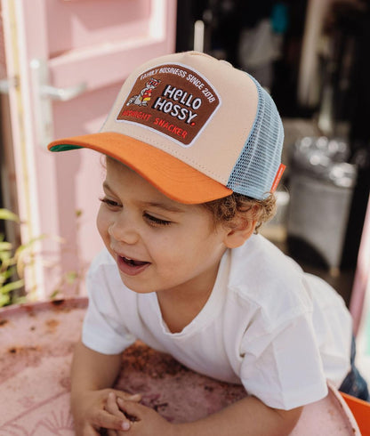 Criança com boné bege e laranja, rede azul, patch Hello Hossy